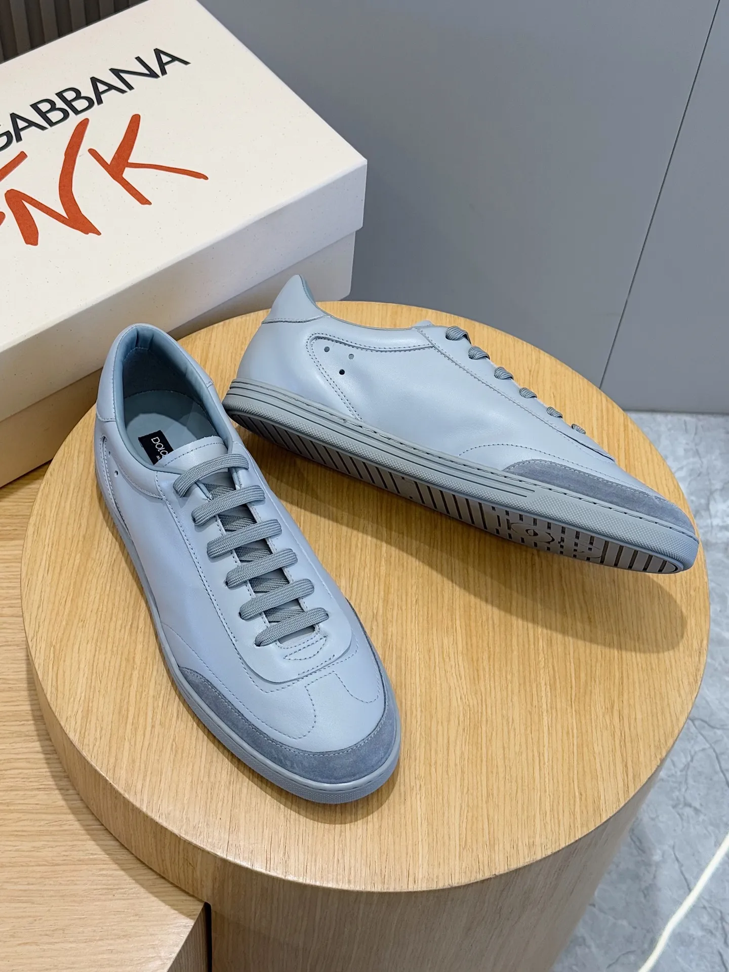 Men's Men's Shoes💰400 [New Style]🐏🐏DG men's calfskin sneakers Portofino Yacht shoes, simple and versatile design, unique saddle leather soles. The Dolce &G logo rear wing is the icing on the cake. Imported cowhide + rubber outsole Size: 39-44 (customized at 38.45)